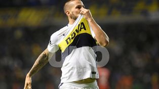 Boca le ganó a Newells y se mantiene en lo más alto