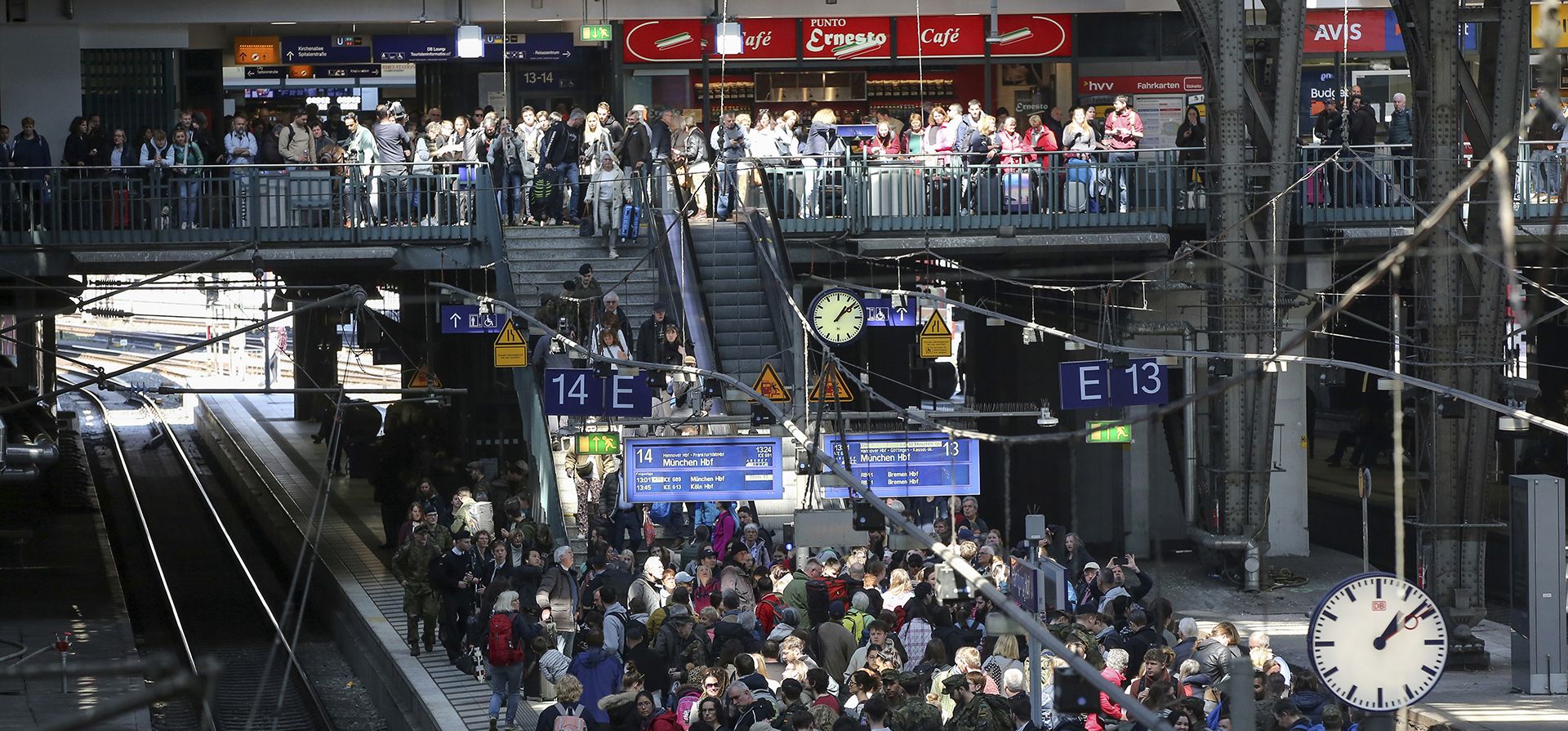 Numerosos viajeros esperan su tren en la Estación Central de Hamburgo, Alemania, el viernes 21 de abril de 2023. En Alemania, el tráfico ferroviario se paralizó virtualmente el viernes por la mañana como resultado de una huelga de advertencia del sindicato ferroviario y de transporte EVG. (Marcas Bodo/dpa vía AP)