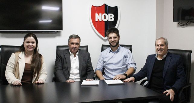 Representantes de Newells y del diario La Capital durante la firma del convenio.