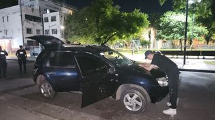 El auto en el que, según los investigadores, planeaban fugarse. Luego de enviar la amenaza se instalaron en un departamento de alquiler temporario en el centro.