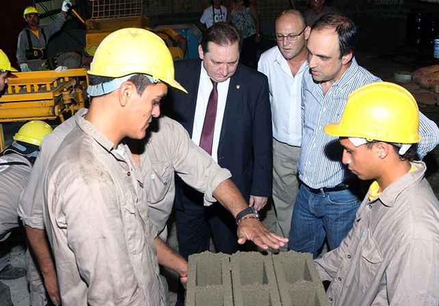 Los ex limpiavidrios fabrican materiales para la construcción de viviendas sociales