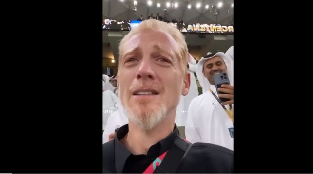 Martín Liberman llorando en la platea y filmándose. (Imagen de video)