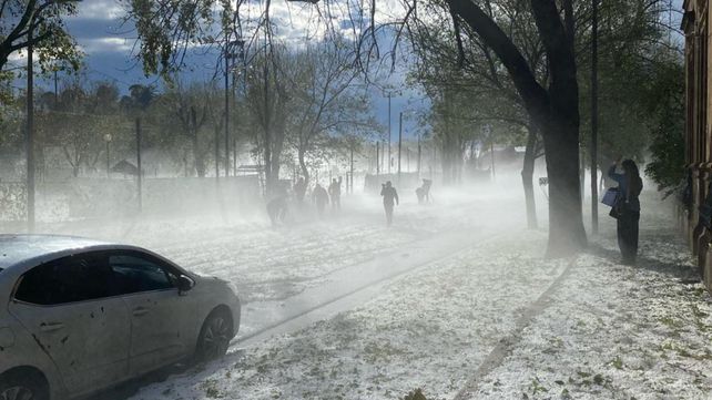 Funes quedó teñida de blanco el viernes 28 de marzo de 2025 debido a la caída de granizo y el sol salió unas pocas horas después.