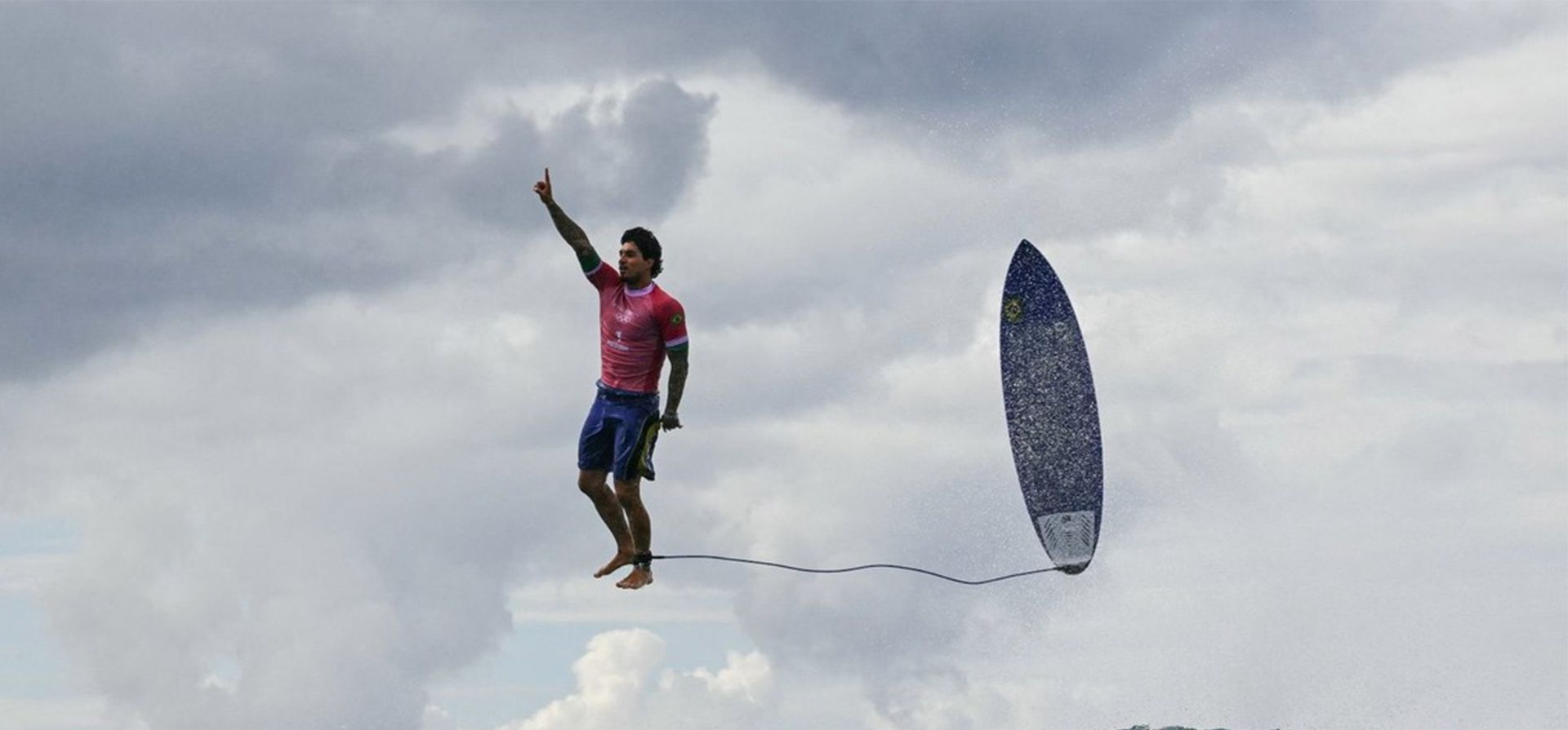 El brasileño Gabriel Medina, tres veces campeón mundial de surf, rompió el récord olímpico tras una performance espectacular, domó la mejor ola de la historia, logró una puntuación casi perfecta y su hito quedó retratado en la foto más impactante de París 2024. (Photo by Jerome BROUILLET / AFP) El brasileño Gabriel Medina, tres veces campeón mundial de surf, rompió el récord olímpico tras una performance espectacular, domó la mejor ola de la historia, logró una puntuación casi perfecta y su hito quedó retratado en la foto más impactante de París 2024. (Photo by Jerome BROUILLET / AFP)