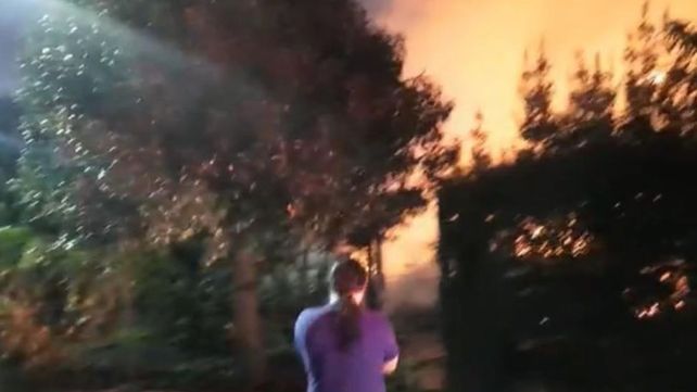 Varias dotaciones de bomberos concurrieron a Villa Udaondo a sofocar el incendio en una vivienda.