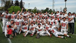 Los jugadores de Jabalíes festejan el nuevo título en el Tazón Austral.