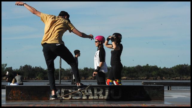 Skaters en la explanada del Parque España.