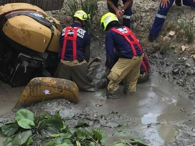 Estuvo dos horas enterrado en el barro y una postura de yoga le salvó la vida