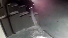 La pequeña cayó desde la ventana de su casa y se levantó como si nada. La pequeña cayó desde la ventana de su casa y se levantó como si nada.