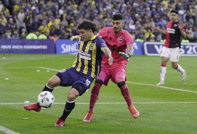 Malcorra va a buscar la pelota sobre la línea