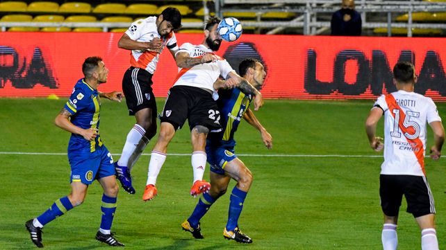 Pratto cabecea y ras el rebote anotará Paulo Díaz.