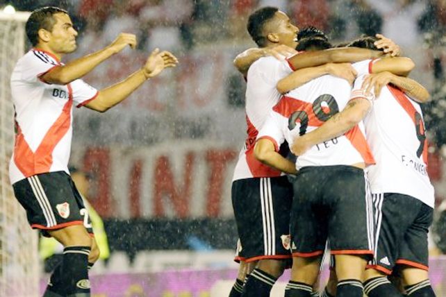 River le ganó a Arsenal bajo un diluvio en el Monumental y se ilusiona