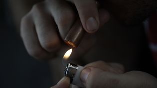 Las cocaínas fumadas se consumen en pipas de fabricación casera. Caños de metal, vidrio o plástico a los que se le suma un filtro de virulana o hilos de alambre.