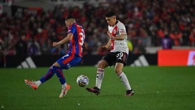 El pibe Lencina trata de dejar en el camino a Elías Báez en el repleto Monumental. River no pudo con San Lorenzo y le vino al pelo a Central.