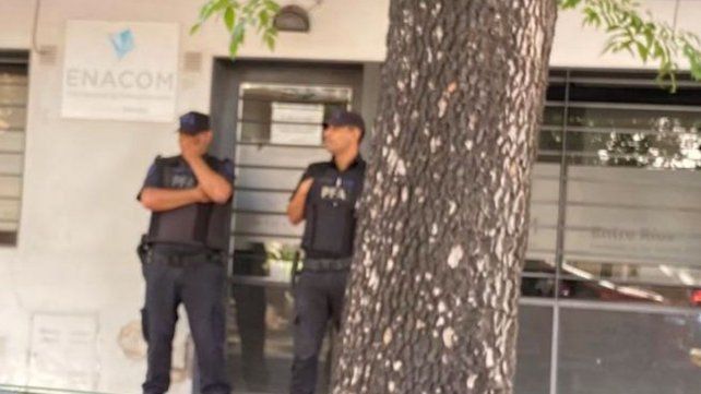 Apostaron agentes de la Policía Federal en la puerta del Enacom para evitar el ingreso de empleados
