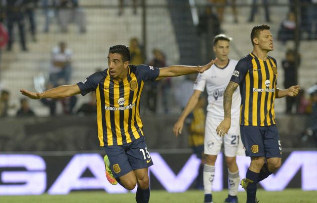 Camacho acaba de asestar un cabezazo perfecto y celebra con todo el gol del triunfo de Central