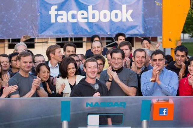 Zuckerberg (centro) en la salida a bolsa de su firma en mayo de 201