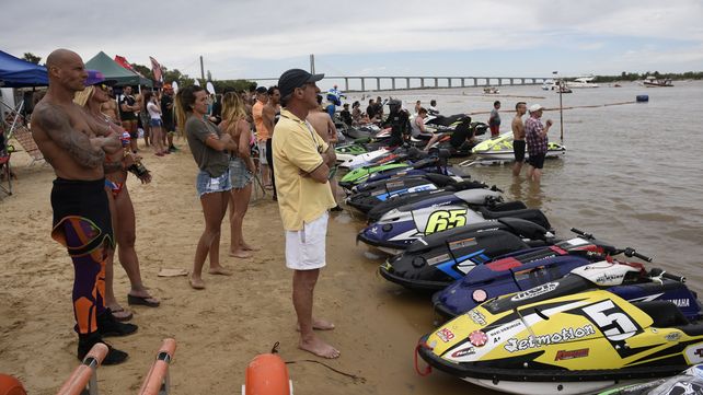 Los rosarinos buscaron la costa del rio para mitigar el calor