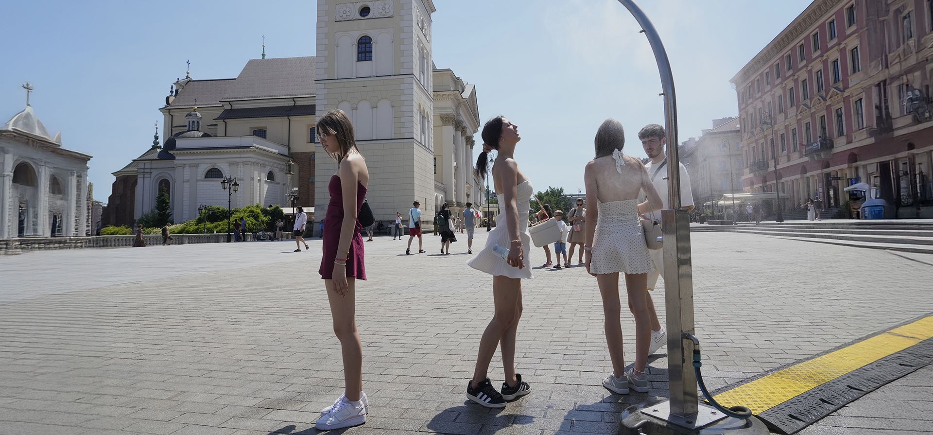 Turistas se refrescan en un dispensador de agua cerca de la Plaza del Castillo durante el calor en Varsovia, el jueves 3 de julio de 2025. (Foto AP/Czarek Sokolowski) Turistas se refrescan en un dispensador de agua cerca de la Plaza del Castillo durante el calor en Varsovia, el jueves 3 de julio de 2025. (Foto AP/Czarek Sokolowski)