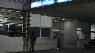 Un joven indigente está grave luego de que prendieran fuego el auto donde dormía