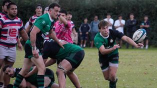 Valentín Larrazabal abre el juego ante la atenta mirada de Emiliano Boffelli.