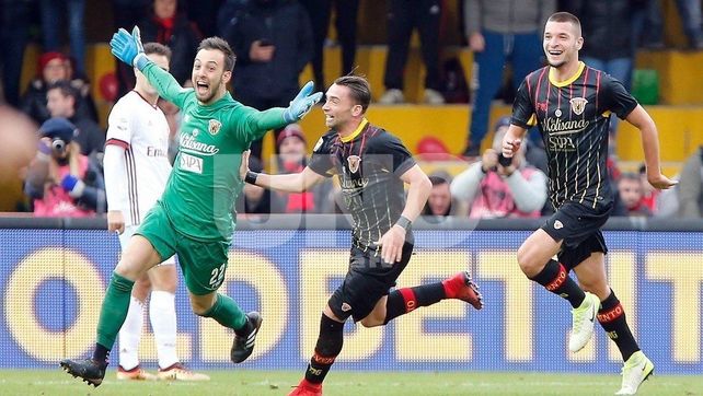 El arquero de Benevento entró en la historia con un gol agónico al Milan