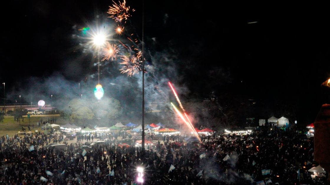 Festejos en el Monumento Nacional a la Bandera tras el final del Mundial 2026.&nbsp;