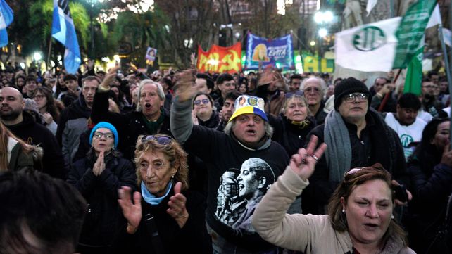Dirigentes y militantes del peronismo de Rosario viajarán a Buenos Aires para participar de la marcha en apoyo a Cristina pero también realizarán una concentración en la ciudad. Dirigentes y militantes del peronismo de Rosario viajarán a Buenos Aires para participar de la marcha en apoyo a Cristina pero también realizarán una concentración en la ciudad.