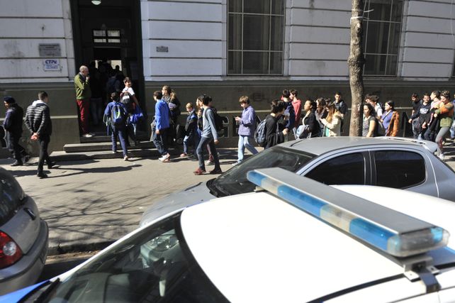 Las falsas amenazas en los colegios conllevan un despliegue de fuerzas de seguridad.