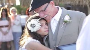 Una nena de 11 años simuló su boda para alegrar a su padre