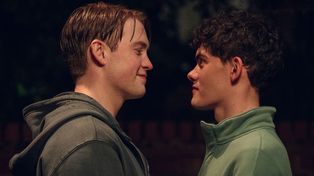 Kit Connor y Joe Locke interpretan a Nick y Charlie en la popular serie Heartstopper, uno de los estrenos destacados en plataformas en octubre
