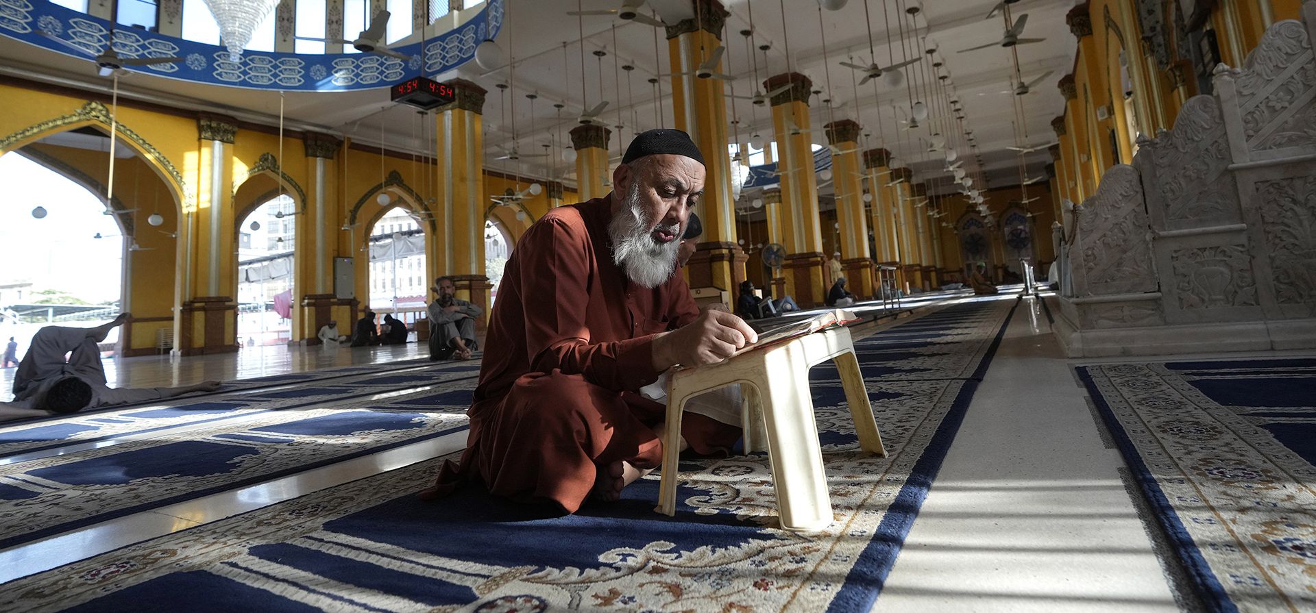 Un musulmán recita el Corán durante el mes sagrado musulmán de ayuno del Ramadán, en una mezquita de Karachi, Pakistán, el martes 4 de marzo de 2025. (Foto AP/Fareed Khan) Un musulmán recita el Corán durante el mes sagrado musulmán de ayuno del Ramadán, en una mezquita de Karachi, Pakistán, el martes 4 de marzo de 2025. (Foto AP/Fareed Khan)