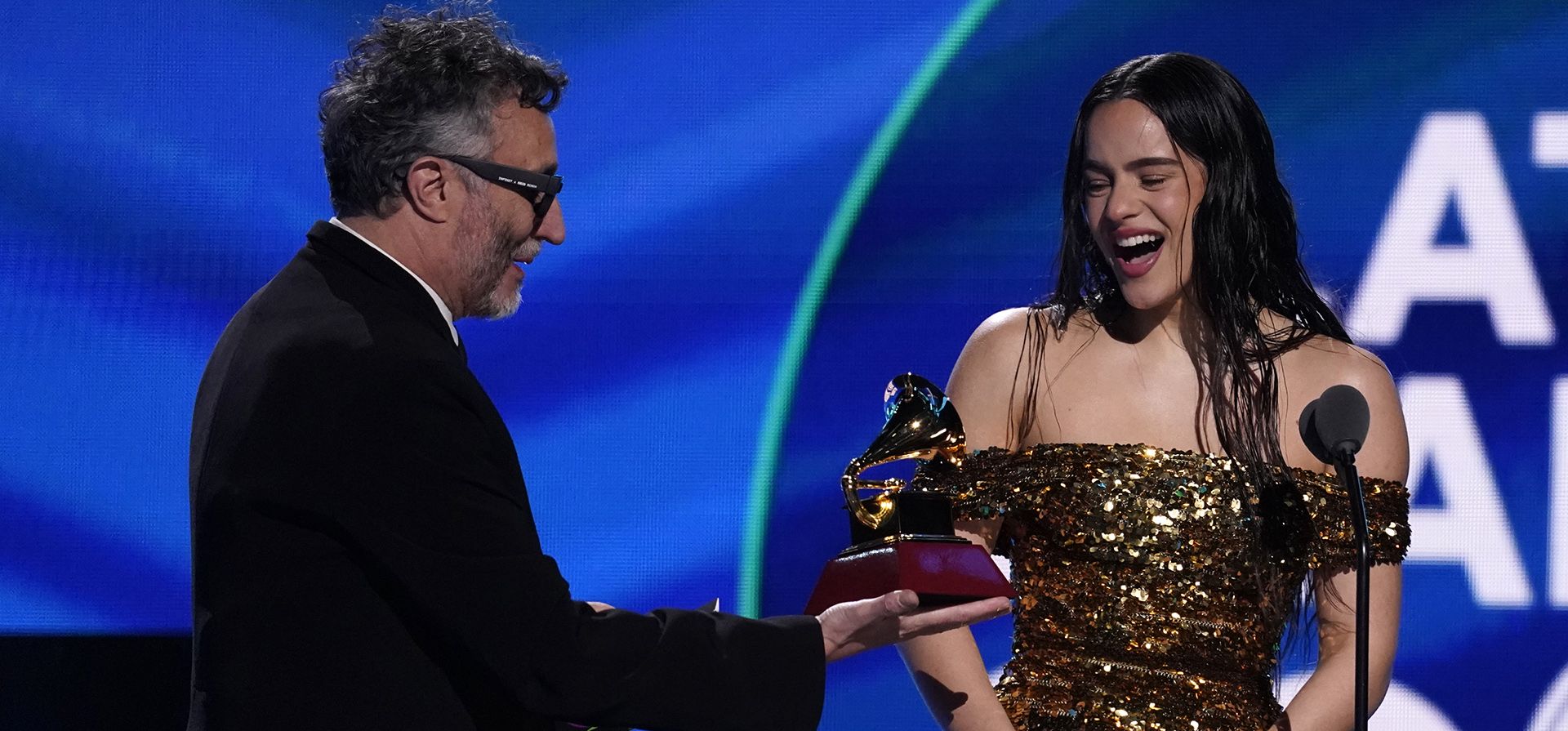 Fito Páez, a la izquierda, entrega a Rosalía el premio al álbum del año por "Motomami" en la 23º entrega anual de los Premios Grammy Latinos en el Mandalay Bay Michelob Ultra Arena, el jueves 17 de noviembre de 2022 en Las Vegas. (Foto AP/Chris Pizzello)
