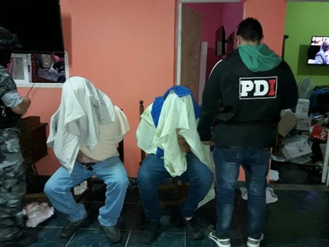 padre e hijo. José Luis y Julio V. tenían poderosas armas en su casa.