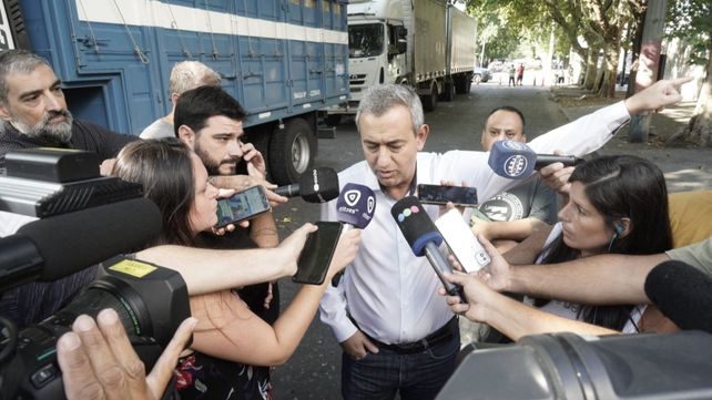 El intendente Javkin habló con la prensa frente al supermercado baleado