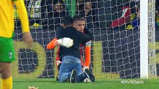 Un niño fue a abrazar a Unsain despues de la derrota ante boca en el último minuto