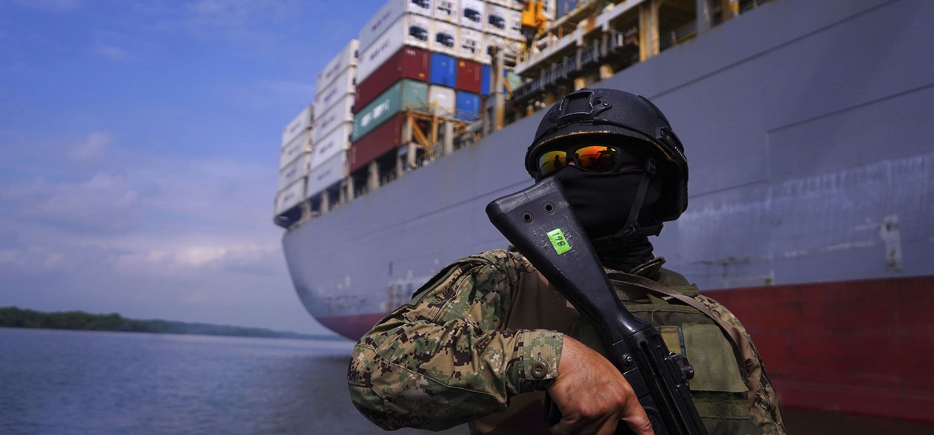 Un soldado hace guardia en el puerto marítimo de Contecon en Guayaquil, Ecuador, el miércoles 5 de febrero de 2025. (Foto AP/César Muñoz) Un soldado hace guardia en el puerto marítimo de Contecon en Guayaquil, Ecuador, el miércoles 5 de febrero de 2025. (Foto AP/César Muñoz)