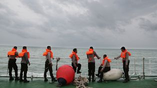 Detectan cuatro grandes objetos en la zona donde cayó el avión de AirAsia