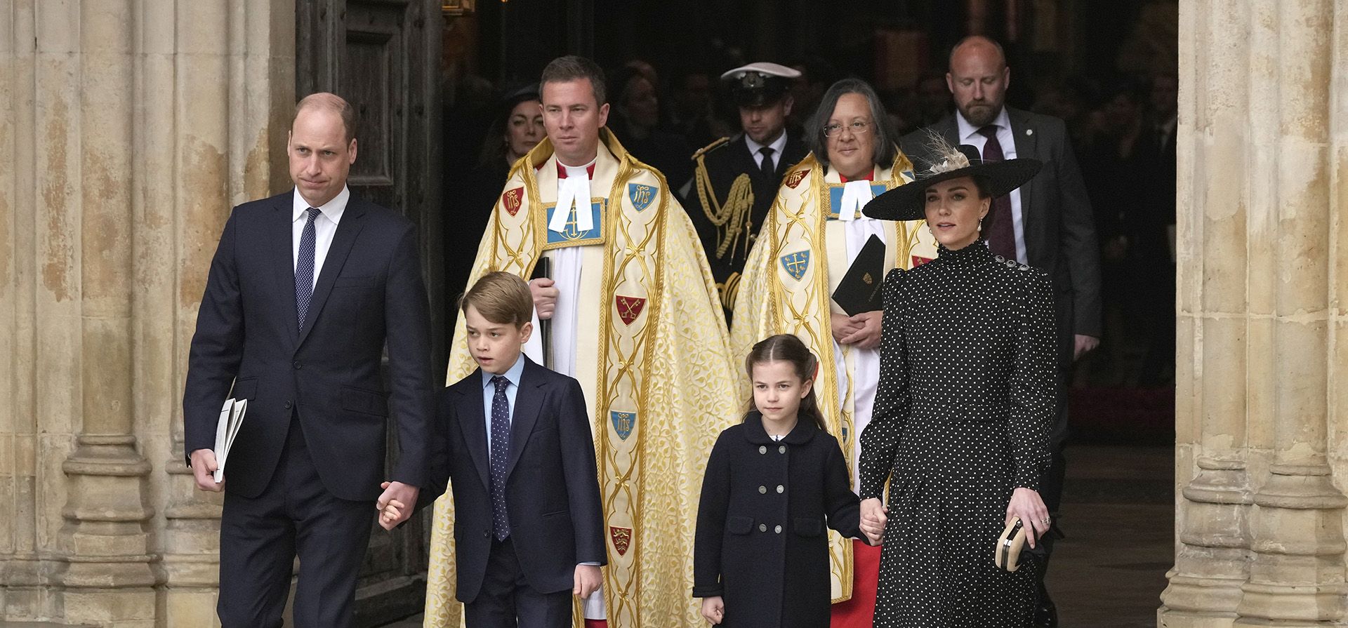 El príncipe William y Kate de Gran Bretaña, la duquesa de Cambridge con sus hijos, el príncipe George y la princesa Charlotte, se van después de asistir a un servicio de acción de gracias por el fallecido príncipe Felipe, duque de Edimburgo en la Abadía de Westminster en Londres, el martes 29 de marzo de 2022.