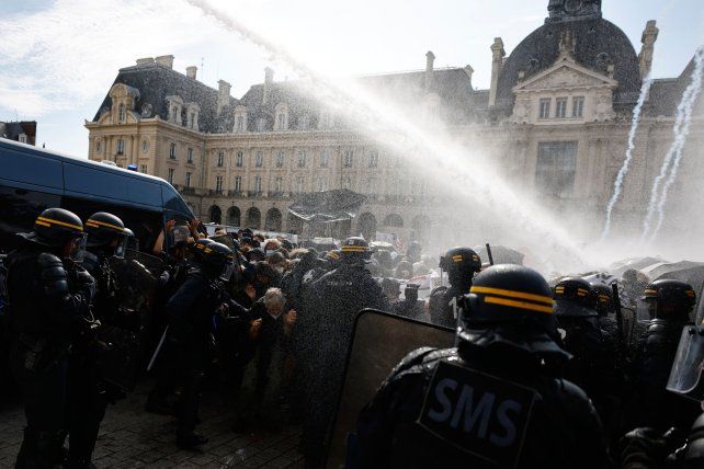 La Policía francesa reprime las protestas por la educación: hay 250 mil manifestantes