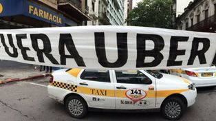 Taxistas porteños apedrearon las oficinas donde se inscriben los choferes de Uber