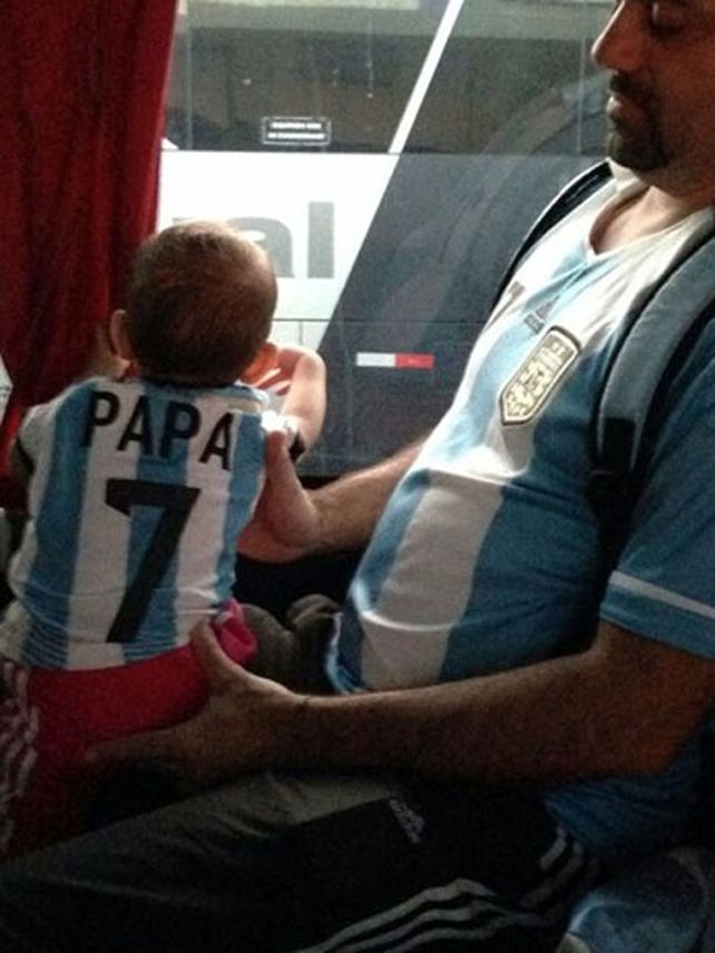 Una ternura: Di María tuvo su angelito en la tribuna