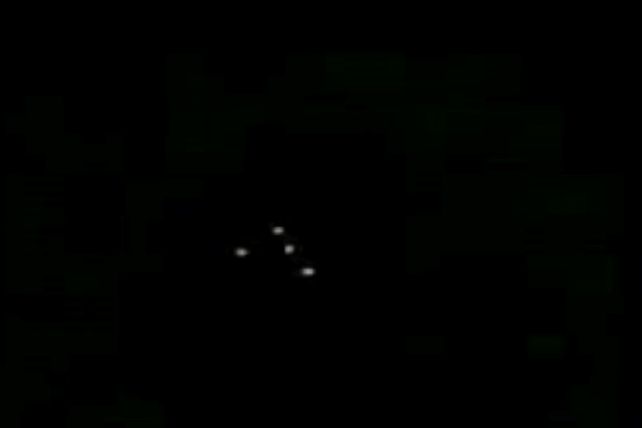 Supuesto OVNI aparece frente a cientos de personas