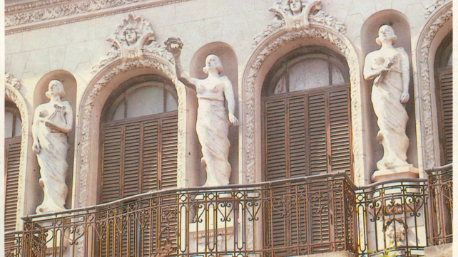 El inmueble de Lucero 117 bis que supo albergar en la planta baja una barbería y una casa de fotografía.&nbsp;