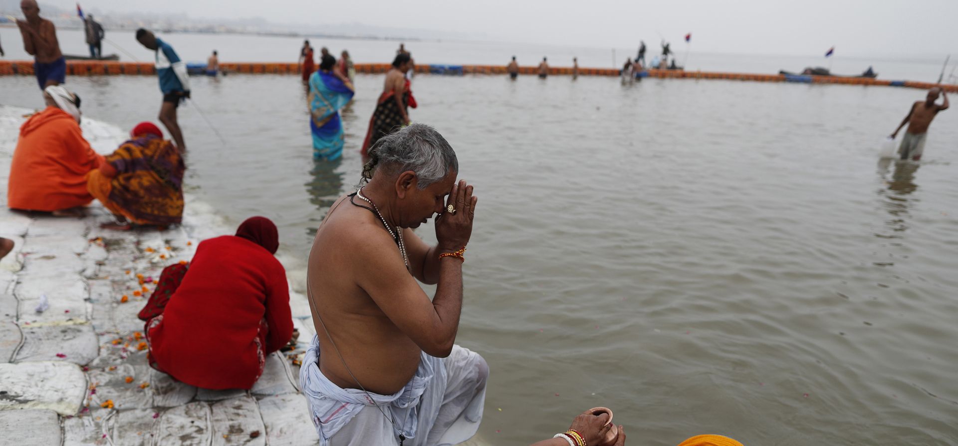 Un hombre hindú ofrece oraciones después de tomar un baño ritual en el Sangam, la confluencia de tres ríos: el Ganges, el Yamuna y el mítico Saraswati en el auspicioso día de Paush Purnima en Prayagaraj, India, el lunes 17 de enero de 2022. Hindúes creen que el ritual lavará sus pecados y los liberará del ciclo de muerte y renacimiento.