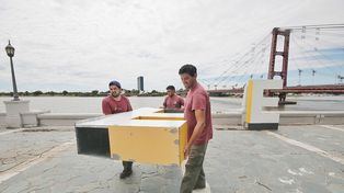 Retiraron el panel con las letras Santa Fe emplazado en el Puente Colgante