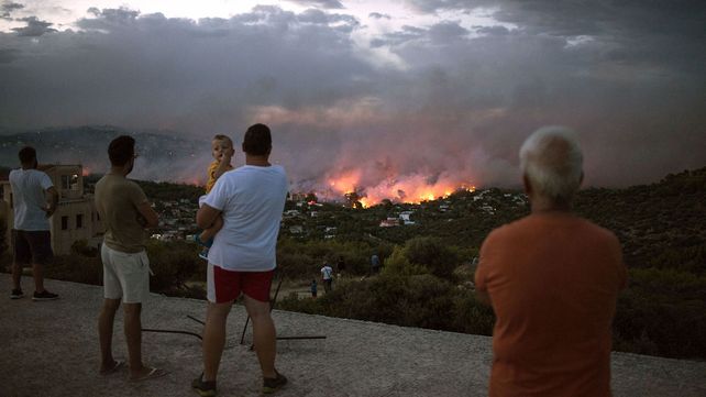 El mayor incendio de la década en Grecia deja numerosos muertos, casas y vehículos destruidos