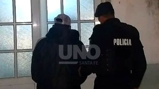 El delincuente fue apresado abordo de la motocicleta que utilizó para realizar dos asaltos este viernes.