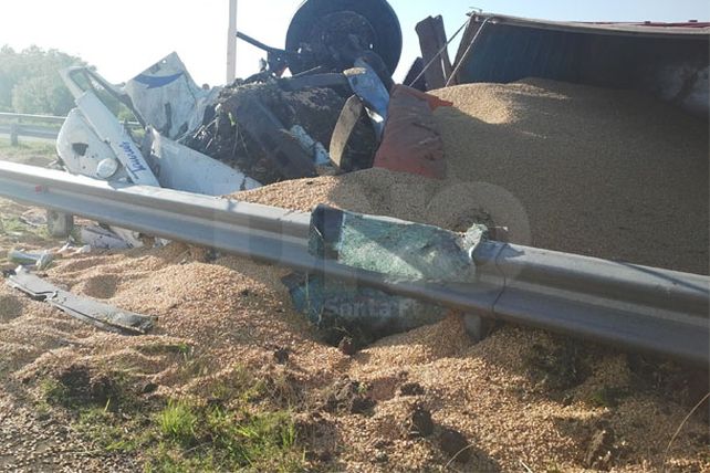 Volcó un camión cerealero a metros del ingreso al Túnel Subfluvial