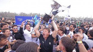 Pedro Raiteri alzando la copa que lo acredita como campeón de la edición 2023 del Regional.
